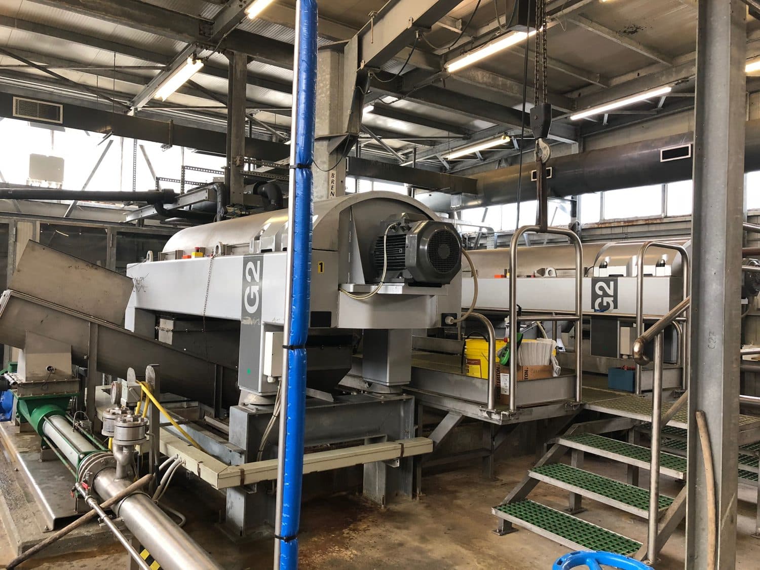 Atelier de déshydratation de la station de Comodepur : centrifugeuses décanteuses et reprise du gâteau par vis